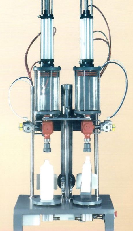 Dosatrice semiautomatica per il riempimento di flaconi.