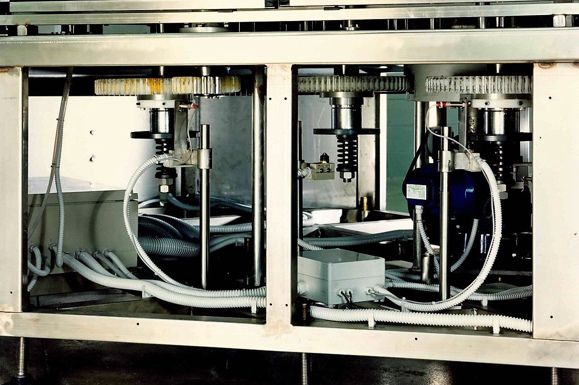 Macchinari industriali con tubazioni e componenti meccanici visibili.